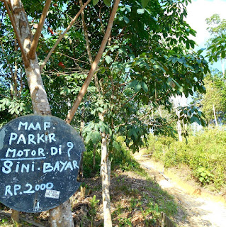 Tempat parkir roda dua menuju batu dinding Borneo