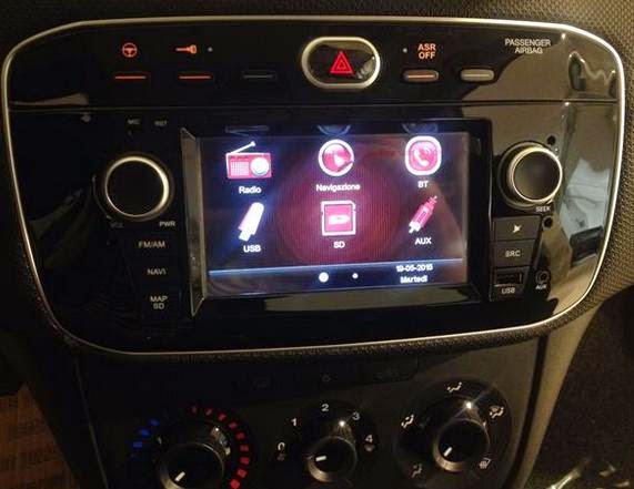 Fiat Punto con la nuova radio navigatore con schermo LCD 5” touch screen a  colori