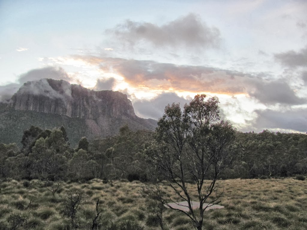 Windy Ridge Hut M&M Smith: TASMANIA : DAY 5 : OVERLAND TRACK : Kia Ora Hut to Windy ...