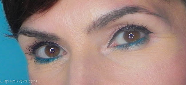 ojos abiertos look rosa coral y turquesa