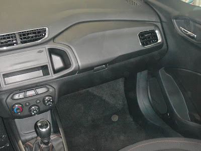 Carro Onix Chevrolet cor Prata Switchblade - interior
