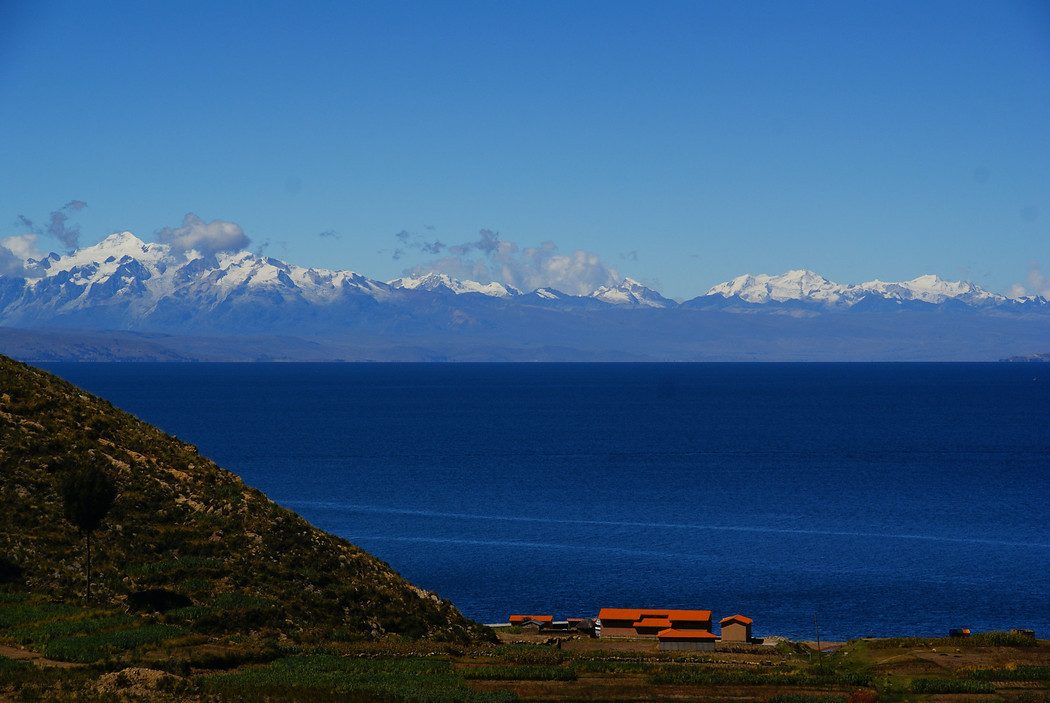 Перечислите озера южной америки. Озеро Титикака Перу. Боливия озеро Титикака. Анды Титикака. Южная Америка озеро Титикака.