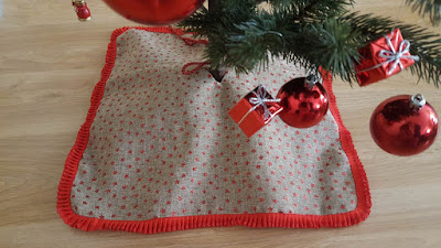 DIY Christmas tree skirt...from a table runner DIY Christmas tree skirt...from a table runner