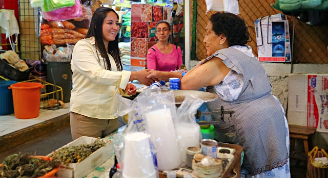 Ana Cristina Ruiz recorre mercado municipal de San Pedro Cholula