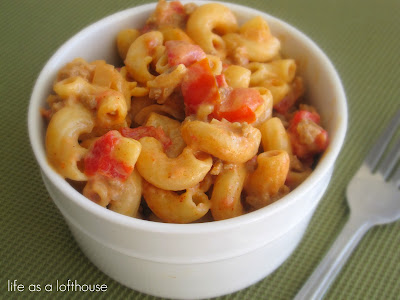 Taco Pasta is tender elbow noodles with delicious taco flavor that is mixed with cream cheese, tomatoes and ground beef. Life-in-the-Lofthouse.com