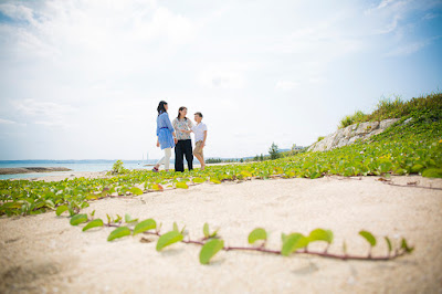 沖縄の海で家族写真