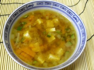 Receta de sopa de miso con tofu y verduras.