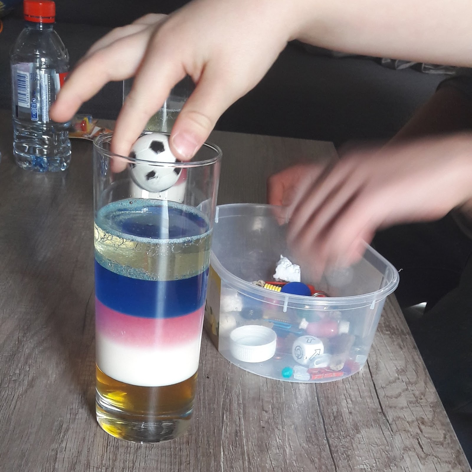 Petite Experience Aux Grands Effets Creer Une Colonne A Densite Variable La Quiche Et Ses Colorant Alimentaire Experience Facile Activite Manuelle Enfant