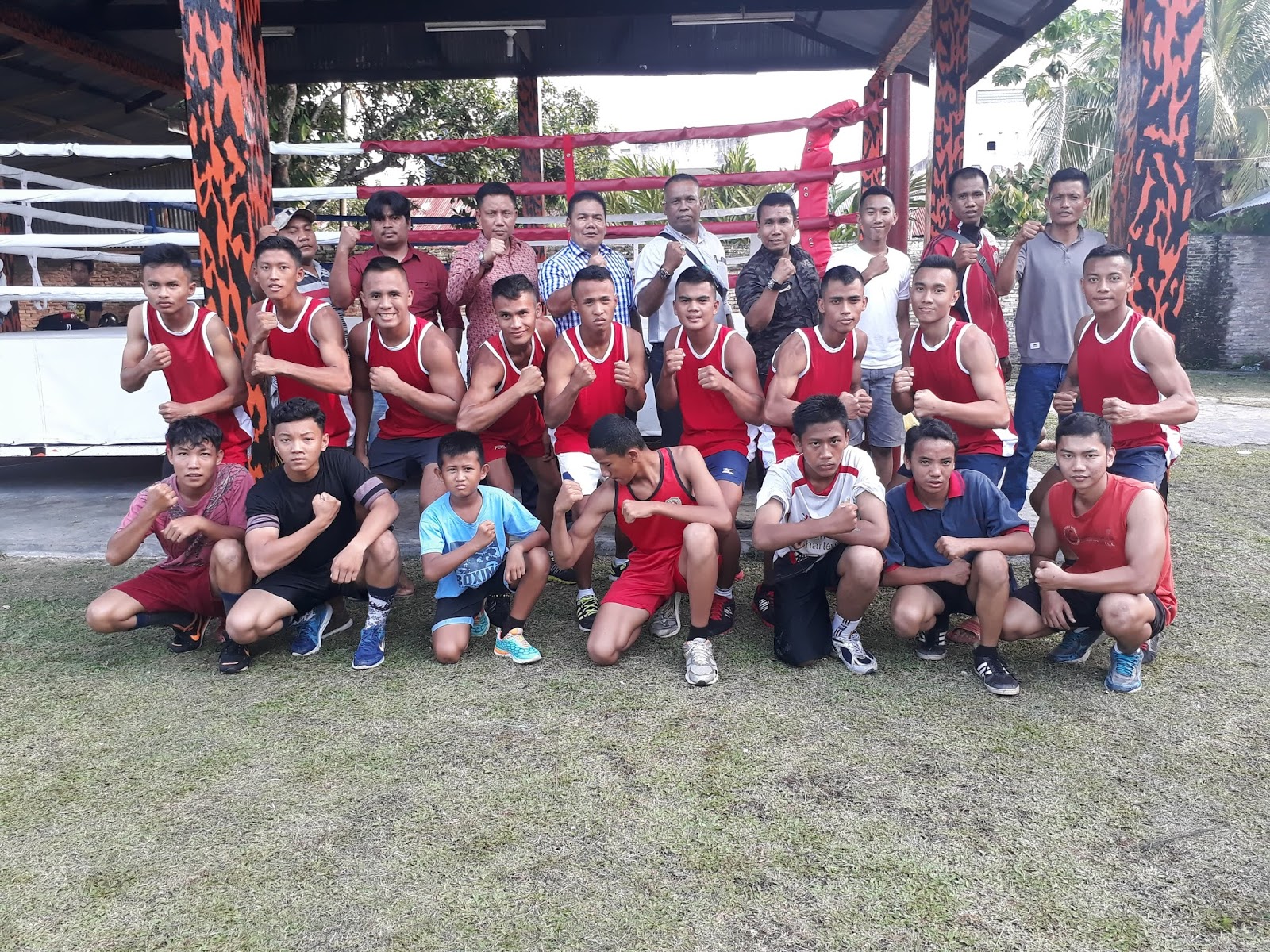 Delapan atlet tinju Asahan bersama pengurus serta ketua Pertina Asahan DR Donald Panjaitan memberikan motivasi untuk menyapu bersih 8 kelas yang diikuti mereka. Delapan atlet tinju Asahan bersama pengurus serta ketua Pertina Asahan DR Donald Panjaitan memberikan motivasi untuk menyapu bersih 8 kelas yang diikuti mereka.