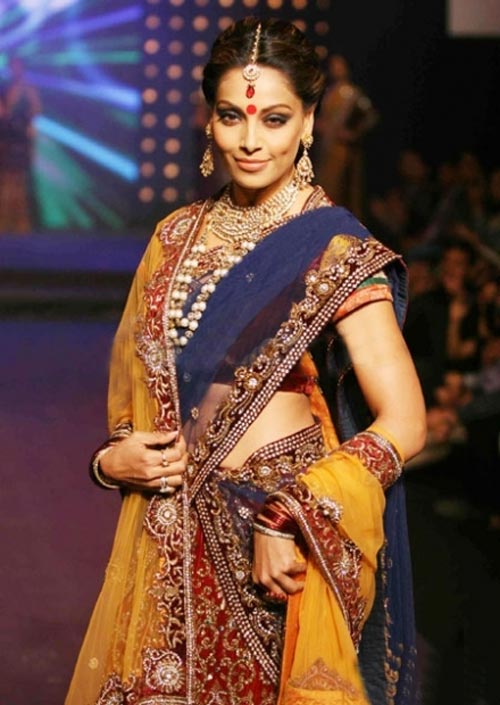 Beautiful Wallpapers Free Download: Bipasha Basu In Hot Saree
