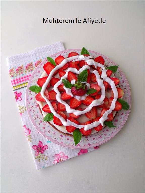 Muhterem�le Afiyetle ÇİLEKLİ, MUHALLEBİLİ PRATİK PASTA