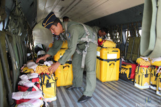 Penerjunan Peralatan SAR Dari Pesawat CN 235 Di Lanud Halim
