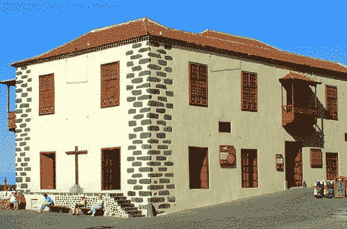 Casa de la Aduana, junto al muelle pesquero, sede de la Oficina Municipal de Turismo Casa de la Aduana, junto al muelle pesquero, sede de la Oficina Municipal de Turismo