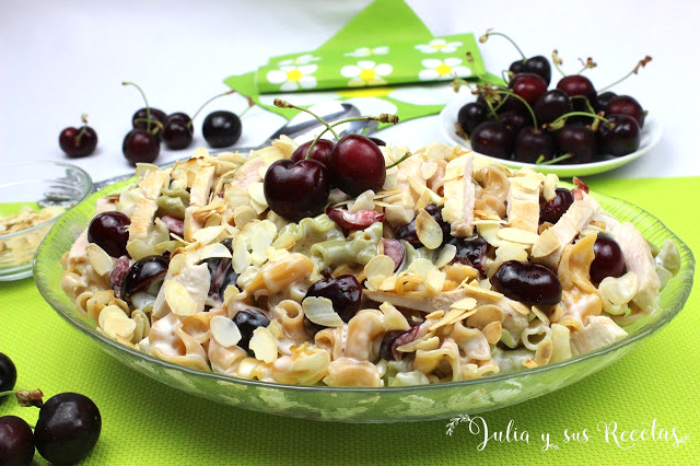 Ensalada de pasta, cerezas y pollo. Julia y sus recetas