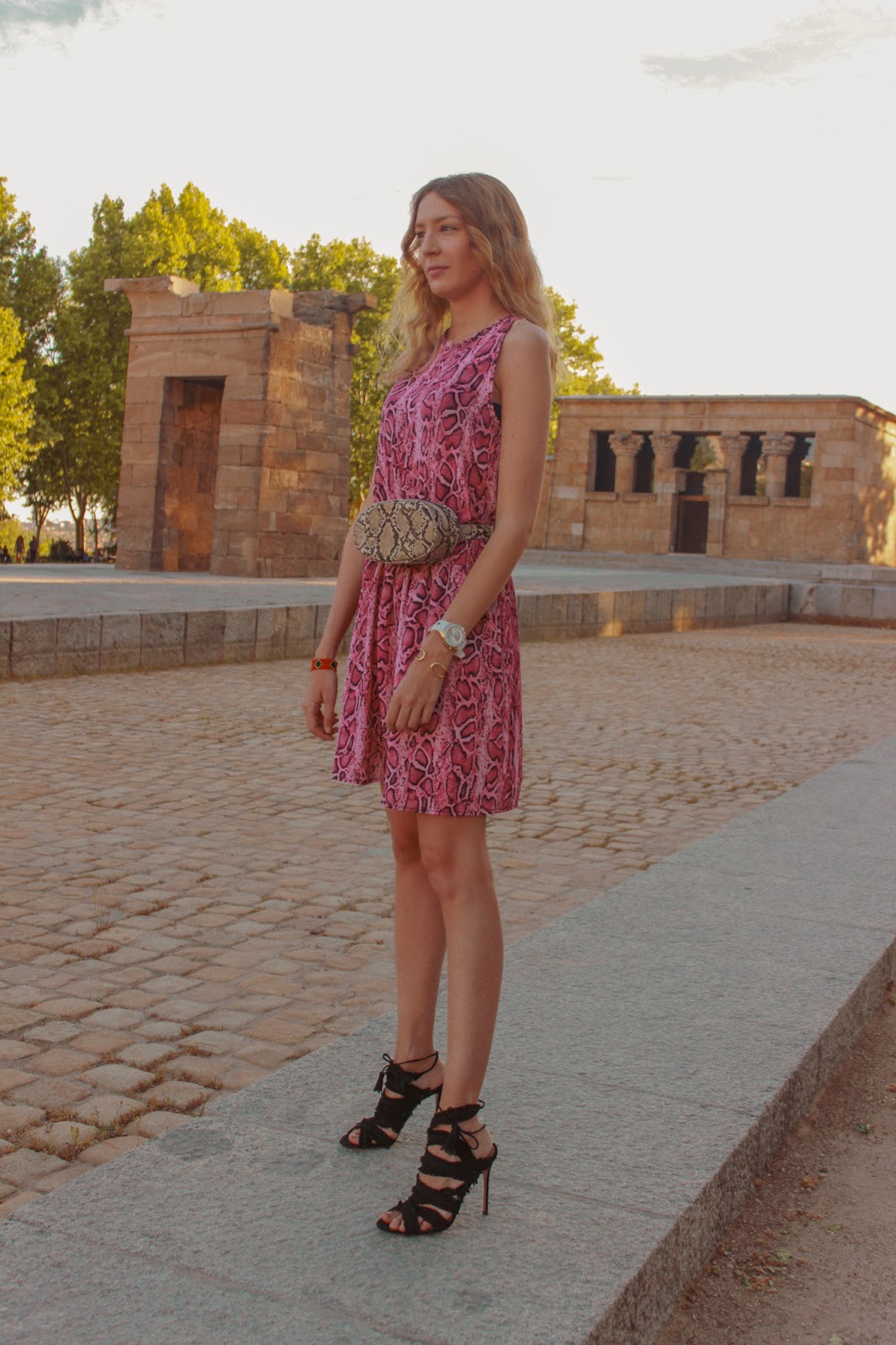 vestido-rosa-estampado-serpiente-riñonera-street-style