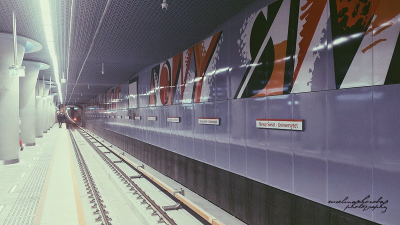 Metro Nowy Świat, Warszawa, ludzie, schody, kosmos, 