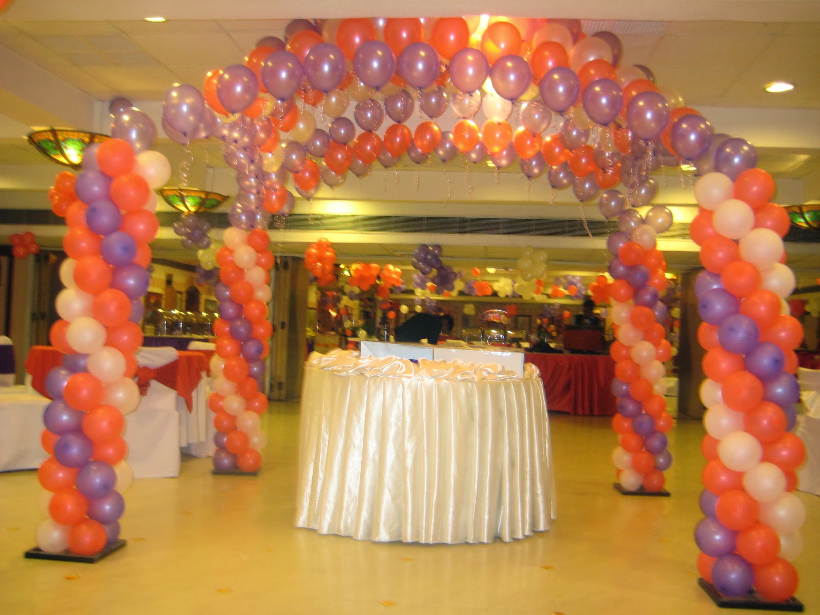 Cake table decoration | Birthday organisers delhi: Cake ...