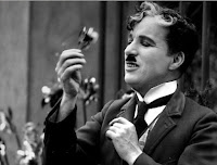 Чарли Чаплин изображает слепую цветочницу в "Огнях большого города"