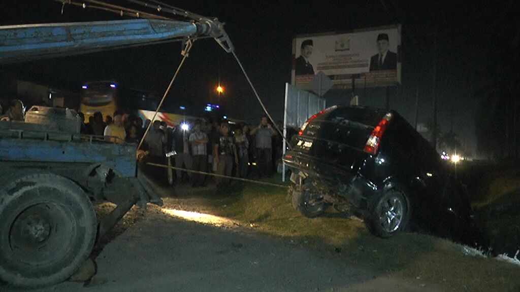 Mobil yang dikendarai tersangka pengedar narkoba yang masuk ke parit di Sei Dadap Asahan ditarik mobil derek.