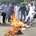 कानपुर - सपाइयों ने अमर सिंह के पुतले को लातों से कुचला, किया आग के हवाले