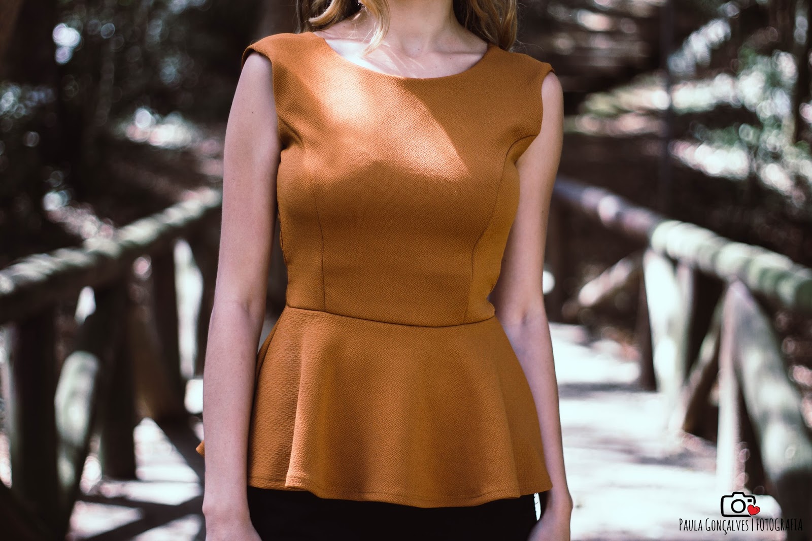 Look Blusa peplum e calça destroyed - Ally Arruda