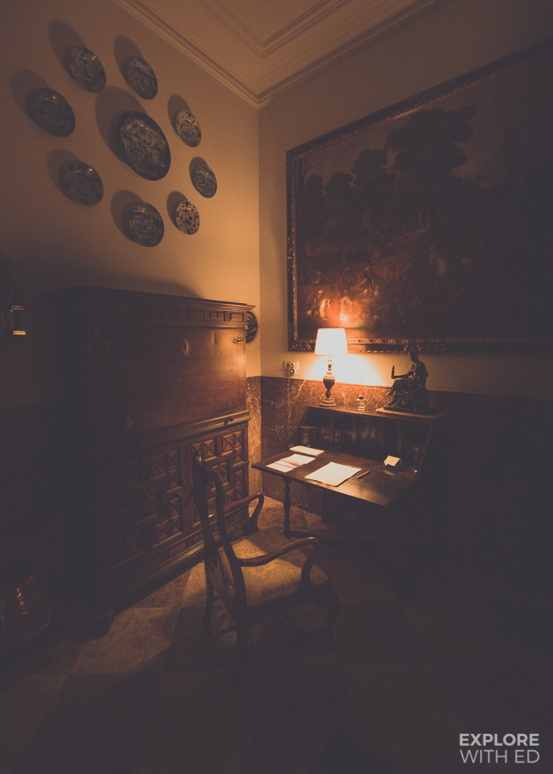 Quiet room with antique furniture in Casa Delmonte