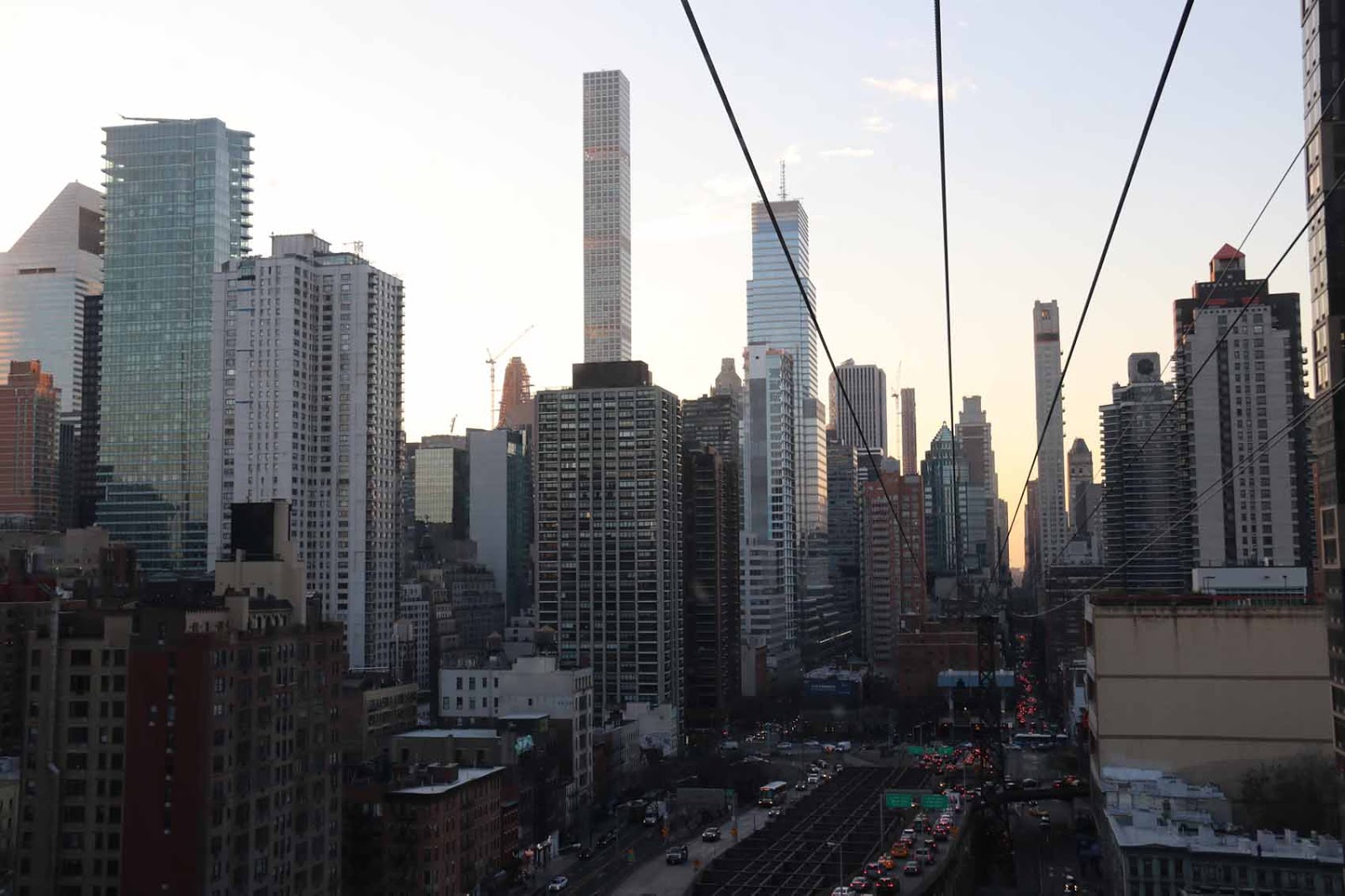 432 Park Avenue Roosevelt Islandin Tramwaylta kuvattuna Manhattan auringonlaskun aikaan