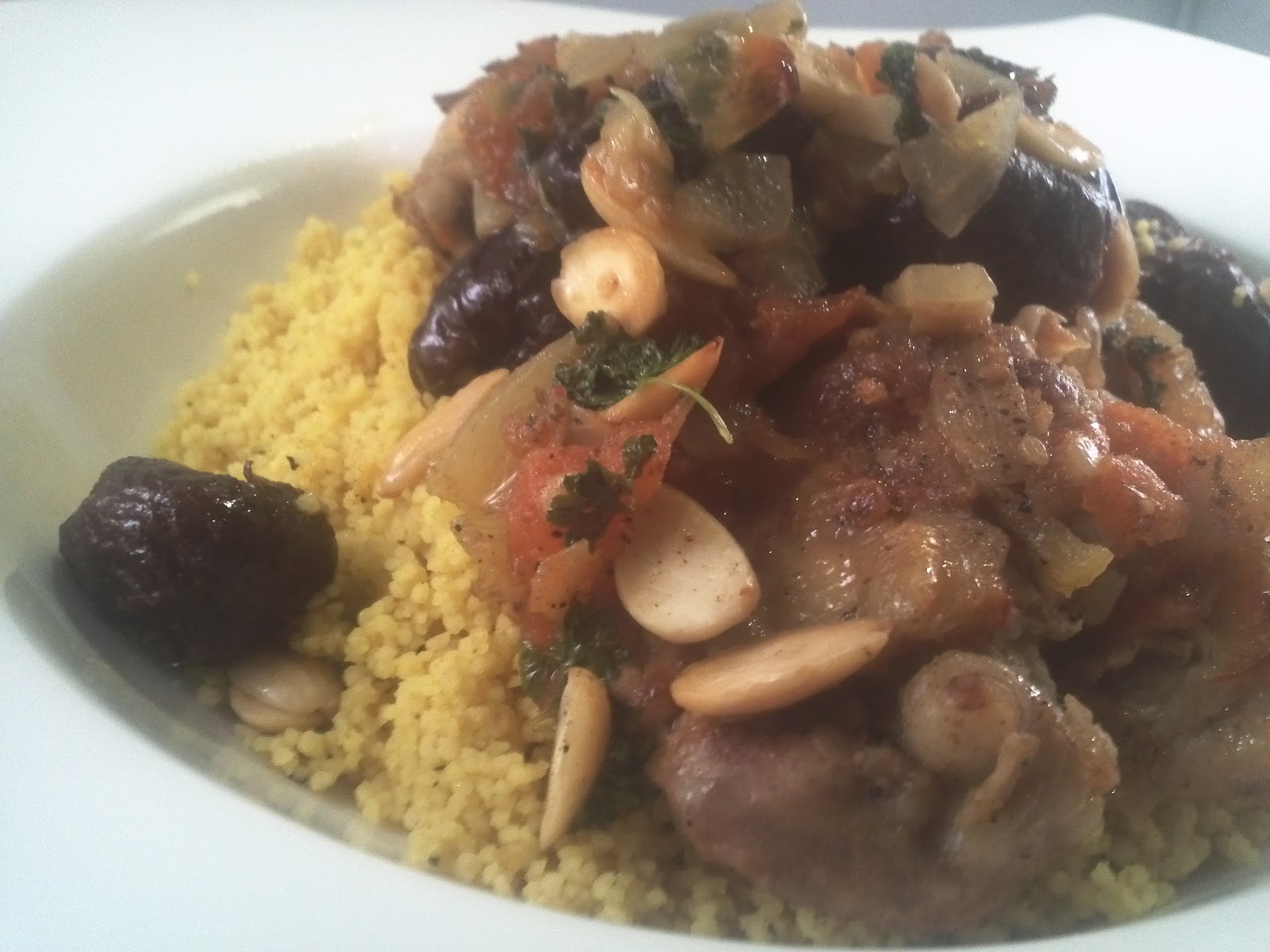 About Food And Fashion... Tajine met kip, gedroogde pruimen en couscous