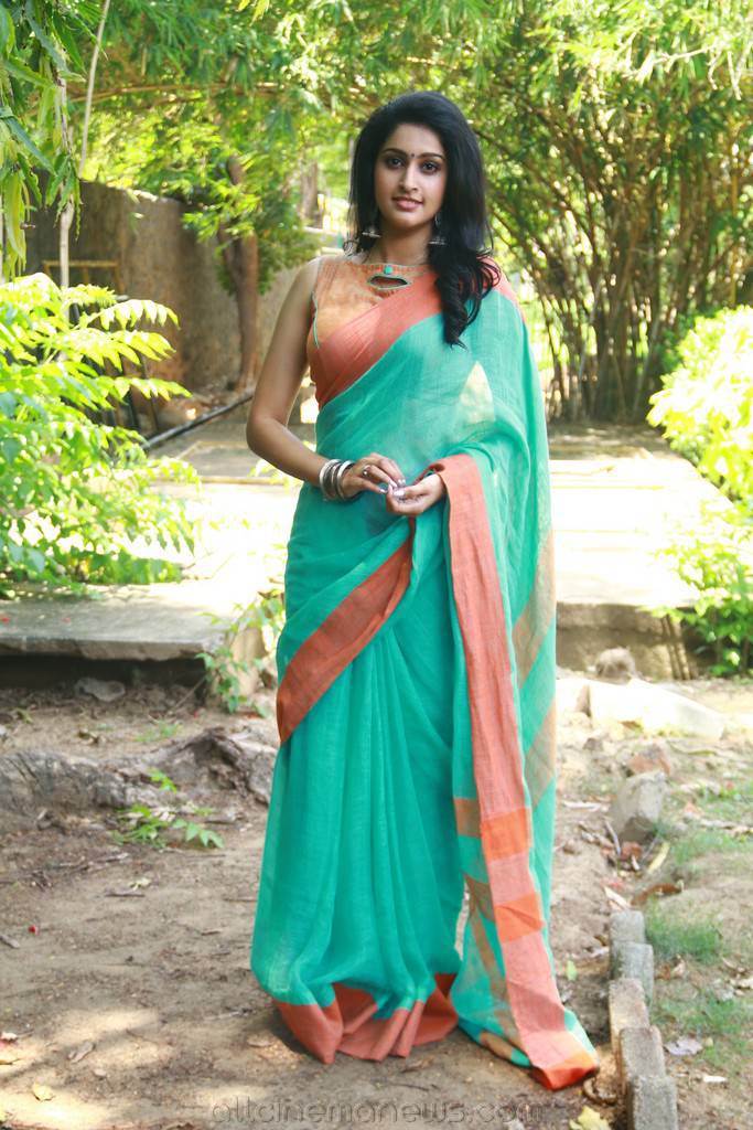 Tanya Ravichandran Hot saree