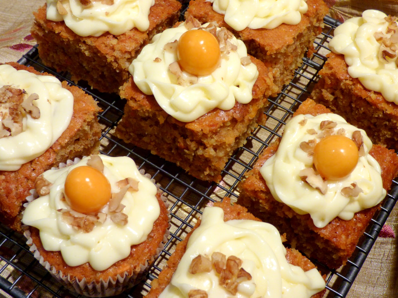 Chez Maximka Mini carrot cakes with cream cheese topping by Tom