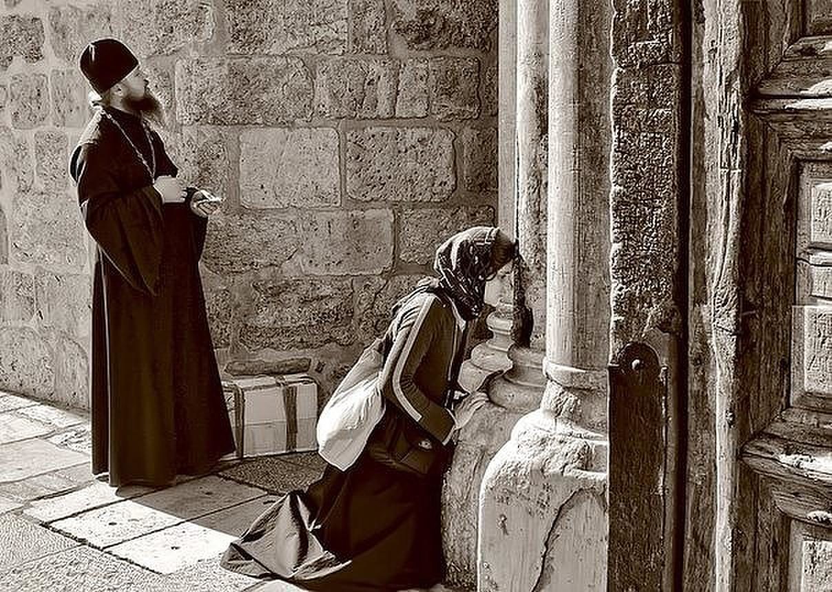 Хочу быть господином. Смирение и покаяние. Монах молится. Монах и девушка. На коленях перед Богом.