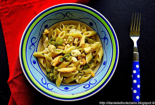 pennetta con asparagi, pollo allo yogurt e crumble di parmigiano