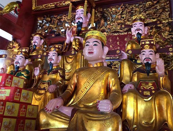 Den-ong-hoang-muoi-luon-tap-nap-du-khach-moi-dip-thang-10 -am-lich