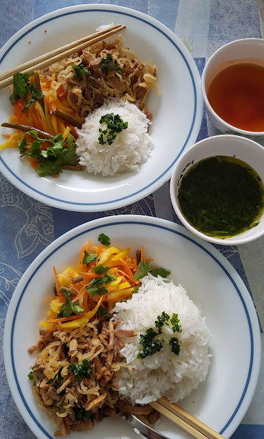 Porc rôti et couenne de porc,à la vietnamienne " Cơm bì";Porc rôti et couenne de porc,à la vietnamienne " Cơm bì"