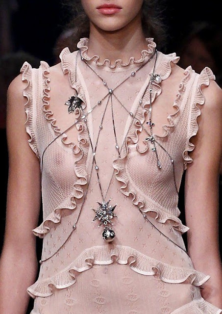 Bodychain - Moda acessório in da estação primavera-verão 2016 Bodychain - Moda acessório in da estação primavera-verão 2016