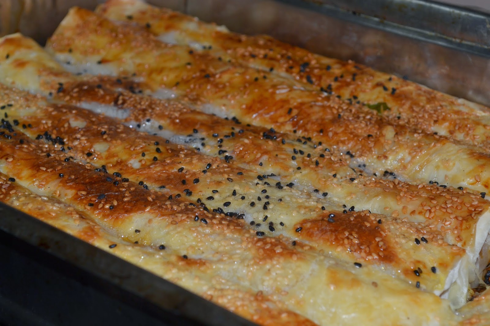 ANNEMİNELİ BAKLAVA YUFKASINDAN TEPSİDE RULO BÖREK TARİFİ VE YAPILIŞI