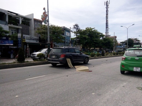 Tin tai nạn giao thông ngày 7/6: Cụ bà bị ô tô tông văng 20m tử vong - Ảnh 3 Tin tai nan giao thong ngay 7/6: Cu ba bi o to tong vang 20m tu vong - Anh 3