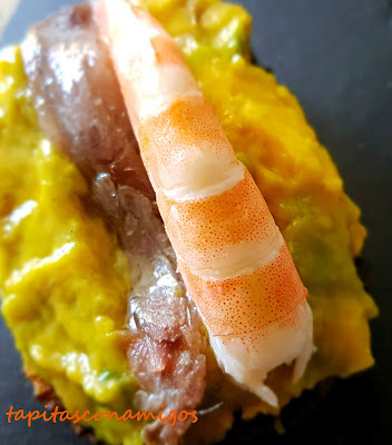 Tosta de guacamole con langostino