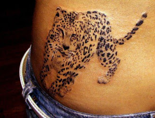 Tatuaje de leopardo en blanco y negro