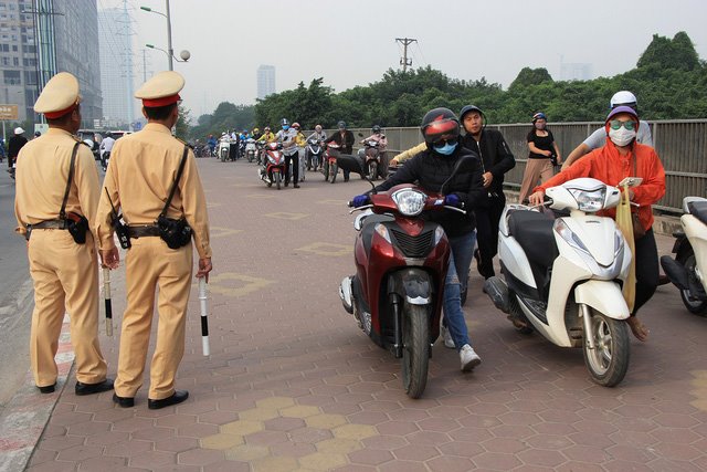 Lạ lùng cảnh hàng trăm người dắt xe máy ngược chiều đối phó CSGT ở Hà Nội