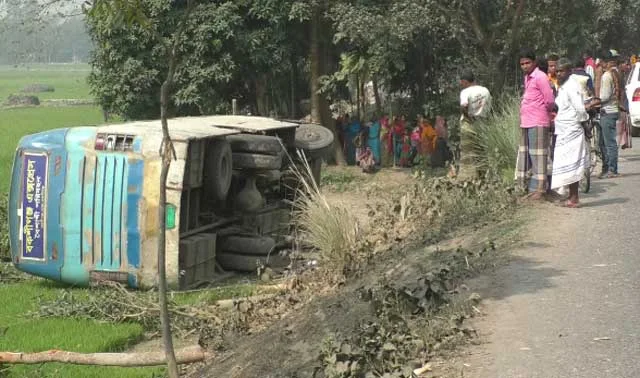 Jamalpur passenger ditch! 15injured, 1killed in rescue