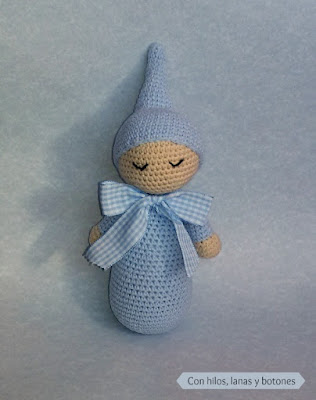 Con hilos, lanas y botones: muñeco dormilón amigurumi azul vichy