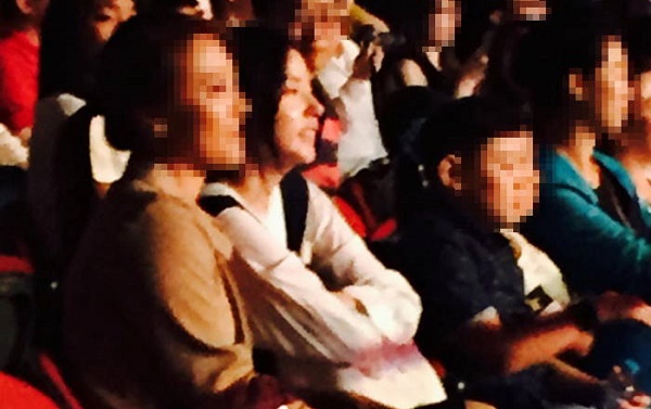 Min Hyo Rin duduk di barisan penonton kelas reguler