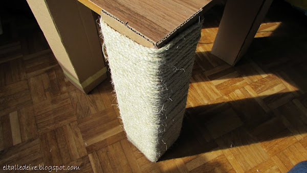 Cómo hacer una mesa con cartón y una tabla de madera
