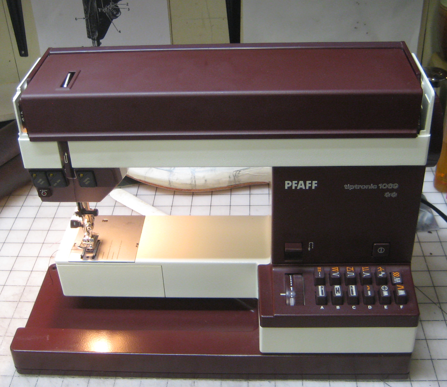 MI Vintage Sewing Machines Pfaff Tiptronic 1069 (1980's)