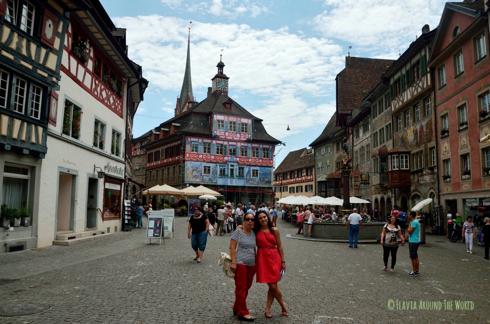 Con mi madre en la plaza de Stein am Rhein Plaza de Stein am Rhein en Suiza