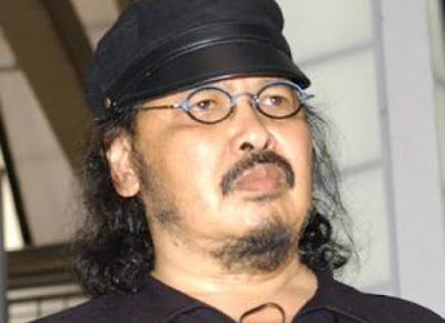Biografi Harry Roesli Biografi Harry Roesli Harry Roesli yang memiliki nama lengkap Djauhar Zaharsyah Fachrudin Roesli, (lahir di Bandung, 10 September 1951 – meninggal di Jakarta, 11 Desember 2004 pada umur 53 tahun) adalah tokoh dikenal melahirkan budaya musik kontemporer yang berbeda, komunikatif dan konsisten memancarkan kritik sosial. Karya- karyanya konsisten memunculkan kritik sosial secara lugas dalam watak musik teater lenong. Harry berpenampilan khas, berkumis, bercambang, berjanggut lebat, berambut gondrong dan berpakaian serba hitam. Pada tahun 1970, Hari Roesli mendaftar pada program teknik penerbangan di Institut Teknologi Bandung. Hari Roesli juga belajar music di bawah ajaran Renny Sylado dan Slamet Abdul Syukur. Pada awal 1970an, Hari Roesli membentuk gang Hari Roesli. Permainan pertama mereka adalah rock dan blues, kemudian mereka menggantinya dengan gaya akustik dan membuat sebuah album protes yang diinspirasi oleh Bob Dylan. Hari Roesli mengeluarkan album debut solonya, Philosophy Gang di tahun 1973. Meskipun keinginan pertamanya tertarik untuk menjadi seorang penulis seperti kakek nya dan menulis banyak puisi, tetapi karyanya tidak pernah diterbitkan.setelah albumnya dengan grup Gang Harry Roesli, beliau pergi ke Jakarta Art Educational Institute kemudian kuliah dengan beasiswa pada Rotterdam Conservatory di Belanda selama dua tahun dan Hari Roesli