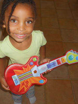 Mama Knows It All, Little girl with guitar