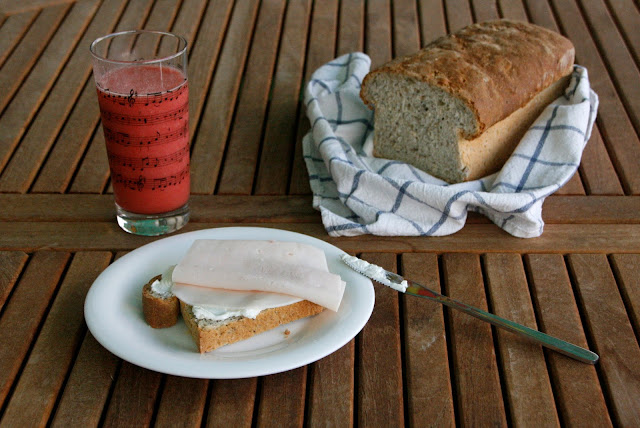 Pan de molde con semillas y masa madre ideal para el desayuno
