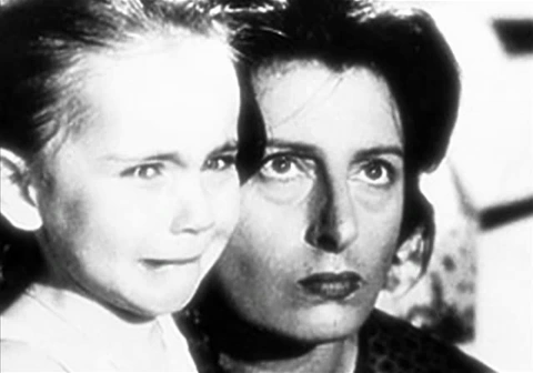 La piccola Tina Apicella con Anna Magnani in una scena del film